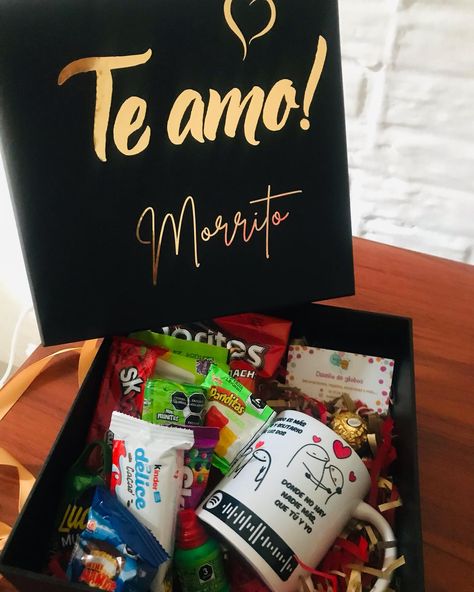 Caja personalizada de Flork 🎁✨ Un regalo ideal para este 14 Febrero ♥️ *Caja personalizada con las frases de tu elección *Pergamino con las estrofas de tu canción favorita y emoji de flork *Taza personalizada *Dotación de dulces 📲Contactanos y solicita la tuya 56 3724 1949 #ballons_monkis #cajapersonalizada #flork #love #amor #sorpresasqueenamoran #regalosúnicos #14febrero #emprendiendo #emprendimiento Ash