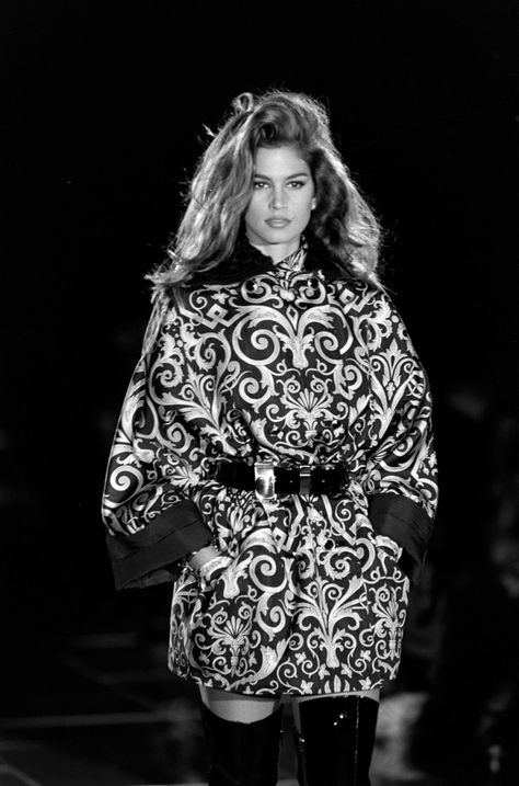 Cindy Crawford on the runway at the Gianni Versace Fall 1991 Ready-to-Wear show. Versace Runway 90s, Moschino Fashion Show, Cindy Crawford Style, Fashion History Books, Versace Runway, Fashion Magazine Cover, 90s Models, Fashion Show Images, Cindy Crawford