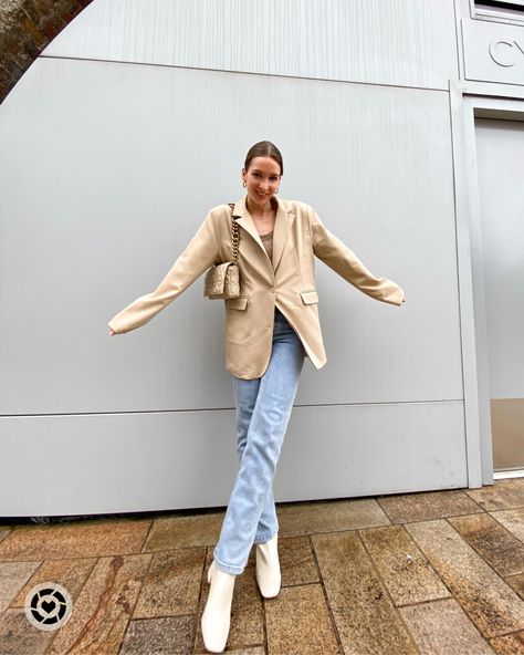 Ankle Beige Boots Outfit, Fall Beige Ankle Martin Boots, Beige Outfit Winter, Beige Boots Outfit Ankle, Chic Beige Ankle Boots, Cream Ankle Boots Outfit, Nude Ankle Boots Outfit, Casual Beige Outfit, Beige Booties Outfit