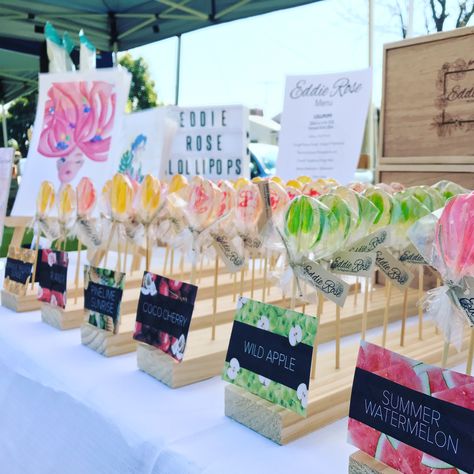 Cake Pop Market Display, Market Stall Decoration Ideas, Lollipop Display Ideas, Markdag Idees, Craft Market Stall Ideas, Santa Grotto, Market Stall Display Ideas, Custom Lollipops, Lollipop Display