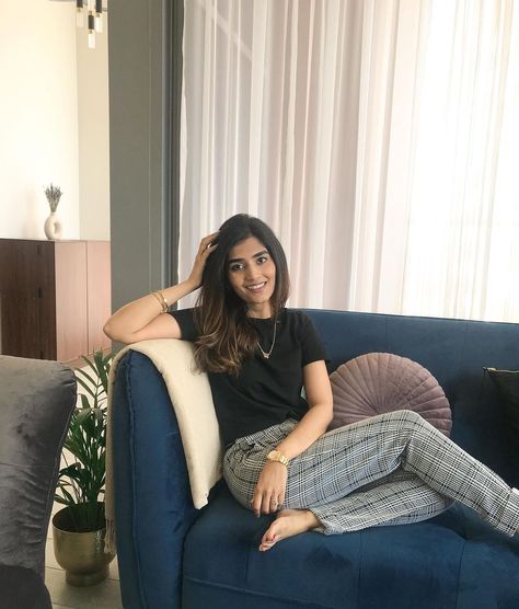 Sitting Poses On Sofa, Sitting Couch Pose, Sofa Sitting Pose, Sitting On The Couch Pose, Couch Poses Instagram, Blue Couch Styling, Couch Sitting Poses, Sitting On Couch Reference, Hotel Poses Instagram