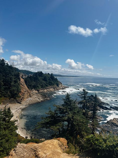 Pnw Ocean Aesthetic, Cool Ocean Pictures, Coast Of Oregon, Oregon Vision Board, Moody Oregon Coast, Oregon Landscape Photography, Oregon Living Aesthetic, Mount Bachelor Oregon, Oregon Coast Wallpaper