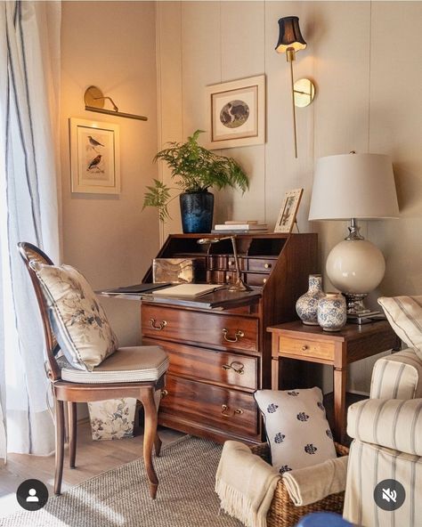 Craft Room Vintage Style, Nancy Meyers Office, Old English Interior Design, French Country Cottage Decorating, Affordable Room Decor, English Country Interiors, Small Bedroom Inspiration, Country Style Living Room, California Beach House