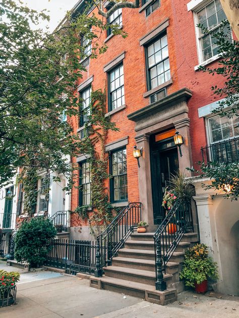 Best NYC Neighborhoods to Live in Your 20’s Nyc Life Aesthetic, East Village Nyc, Living In Nyc, Nyc Neighborhoods, Nyc Living, Bed Stuy, Chelsea Market, Nyc Girl, Nyc Aesthetic