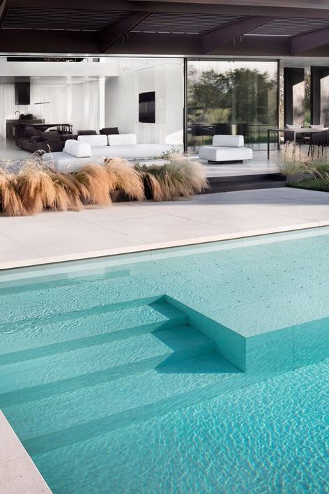 Modern Pool Design, Pool Design Modern, Swimming Pool Plan, Home Swimming Pool, Ideas De Piscina, Backyard Pool Design, Moderne Pools, Villa Di Lusso, Villa Pool