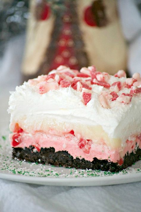 Peppermint Dream Dessert - an Oreo crust, a creamy peppermint layer, white chocolate pudding, crunchy peppermint baking chips and shaved white chocolate make this a fabulous holiday treat! Candy Cane Pie, Peppermint Dessert, Peppermint Treats, Dream Dessert, Peppermint Recipes, Peppermint Cake, Best Christmas Desserts, Christmas Eats, Christmas Candies