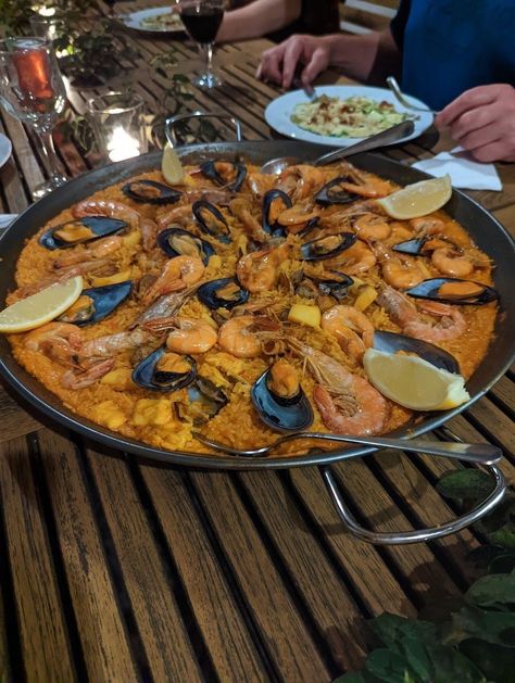 Best Food In Spain, South Spain Aesthetic, Spanish Food Aethstetic, Spain Dishes, Spanish Food Spain, Spain Life, Traveling Spain, Spain Restaurant, Tapas Spain