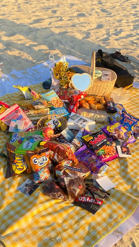 Beach picnic idea with friends Beach Picnic Ideas, Idea With Friends, Summer Notebook, Kay Kay, Cute Date Ideas, Picnic Ideas, Picnic Date, Beach Picnic, 18th Birthday