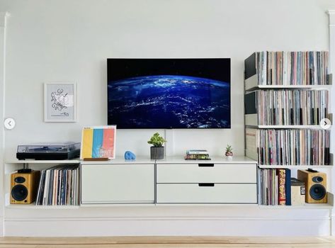 Vitsoe Tv Wall, Modern Living Room Bookcase, Vinyl And Tv Setup, Simple Tv Wall, Media Shelves, Audiophile Room, Mid Century Modern Apartment, Changing Life, Vinyl Shelf