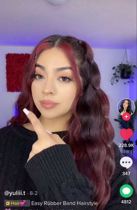 Latina Rubber Band Hairstyles, Straight Hair Rubber Band Styles, Hair Styles Using Small Rubber Bands, Hairstyles With Rubber Bands Latina, Hairstyles With Colorful Rubber Bands, Rauw Alejandro Concert Hairstyle Ideas, Hair Styles Mexican, Small Rubber Band Hairstyles, Hairstyles With Small Rubber Bands