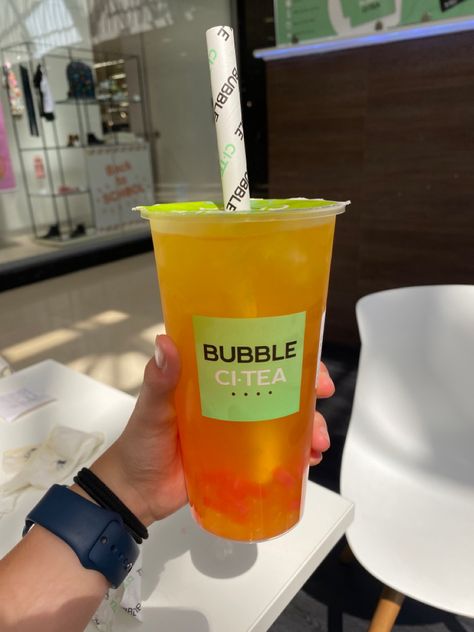 Fruit Bubble Tea, Oat Smoothie, Strawberry Blueberry, Pretty Drinks, Dunkin Donuts Coffee Cup, Boba Tea, Nutella Bottle, Coffee Latte, Starbucks Drinks