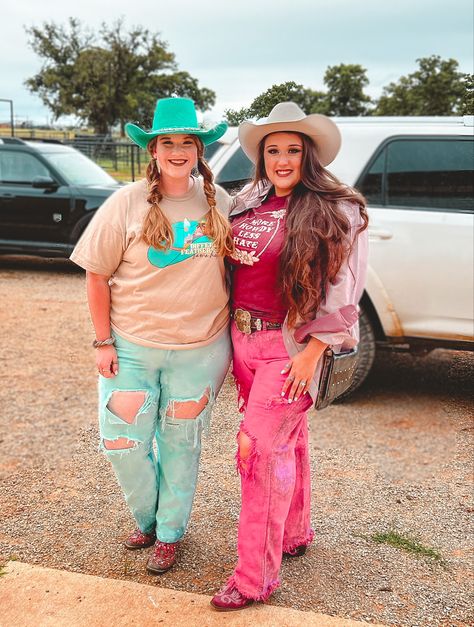 Plus Size Cowgirls rocking punchy western fashion. In dyed wrangler jeans and western graphic fees with western hair styles! Neon Western Outfit, Plus Size Western Outfits, Plus Size Western Fashion, Plus Size Cowgirl Outfits, Graphic Tees Western, Western Hair Styles, Plus Size Cowgirl, Punchy Western Outfits, Country Music Concert Outfit