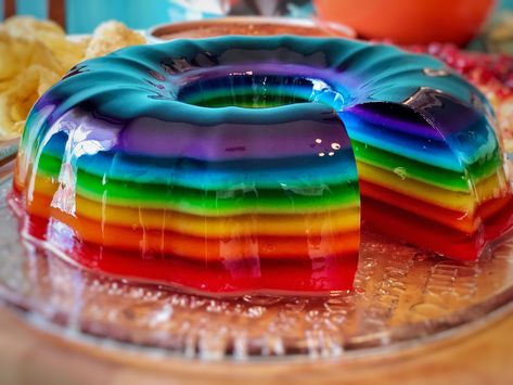 Rainbow Jell-O mould dessert Rainbow Jello Recipe, Jello Fruit Salads, Jello Mold Recipes, Rainbow Jello, Greek Recipes Authentic, Rainbow Desserts, Rainbow Jelly, Retro Thanksgiving, Jello Desserts