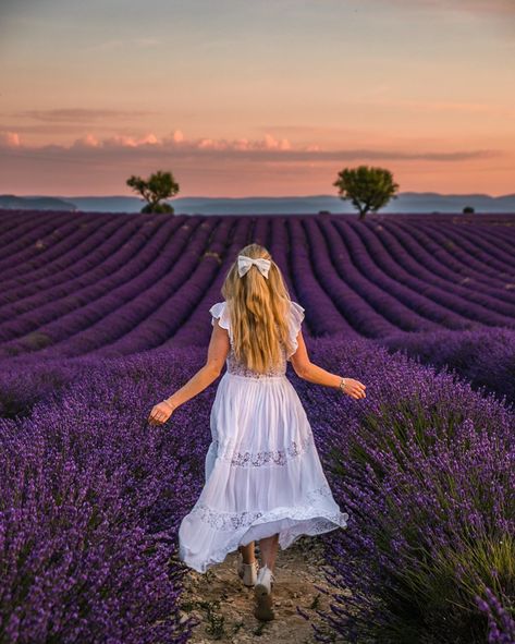 Sunrise in the lavender fields . I made it to Provence! I had the biggest pleasure to watch the sunset in the lavender fields close to Valensole yesterday evening, and the sunrise this morning ! It’s pure bliss! Travel and photo tip: this field is close to Lavande Angelvin in Valensole. #provence #lavender #lavenderfields #valensole #france Valensole France, Lavender Fields Photography, Gift Basket For Women, Photoshoot London, Fairy Photoshoot, Lavender Spa, Provence Lavender, Farm Clothes, Flower Photoshoot