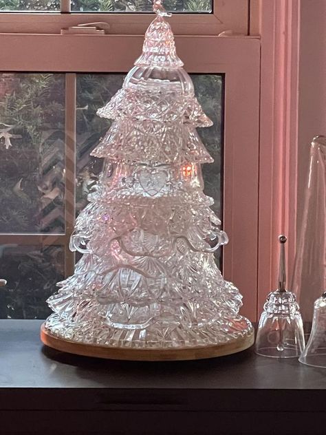 Crystal Bowl Tree, Glass Xmas Tree, Christmas Tree Made From Crystal Bowls, Glass Bowl Christmas Tree Diy, Diy Glass Christmas Tree, Diy Crystal Christmas Tree, Crystal Bowl Christmas Tree, Glass Bowl Christmas Tree, Christmas Topiary Ideas