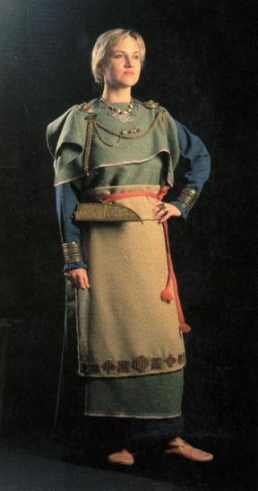 Finnish Iron Age Garb: Basic Info – finnishgarb Nordic Costume, Finnish Costume, Finnish Clothing, Female Viking, Finnish Style, Norse Clothing, Tortoise Design, Aged Clothing, Viking Garb