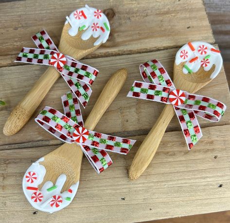 Wooden Spoon Craft Ideas, Wooden Spoon Christmas Crafts, Hot Chocolate Spoons Diy, Christmas Tiered Tray Decor Diy, Wooden Spoon Decor, Gingerbread Signs, Hot Cocoa Bar Decor, Ornaments Cricut, Spoons Diy