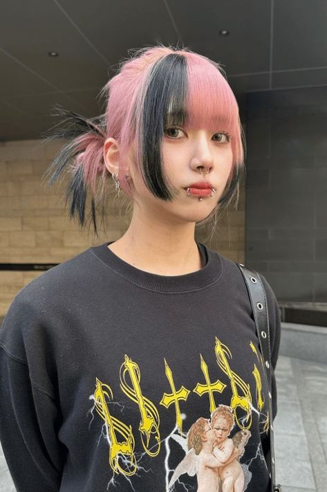 Creative Bob Hairstyles, Color Strands In Hair, Checkered Hair Color, Queer Hair Color Ideas, Tri Colored Hair, Pink Hair With Black Highlights, Chunky Highlights Color, Chunky Highlights On Black Hair, Y2k Mullet