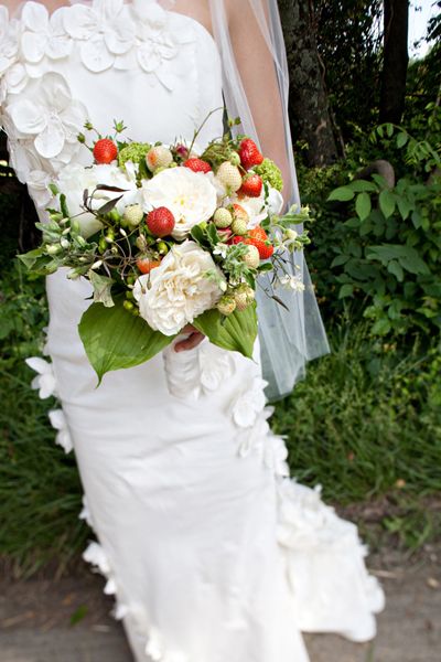 Katie Stoops Photography Washington DC Photographer-11 Strawberry Flower Arrangement, Strawberry Wedding Theme, Strawberry Flower Bouquet, Red Wedding Accents, Mother Of Bride Corsage, Strawberry Wedding, Strawberry Bouquet, Eclectic Garden, Wedding Strawberries