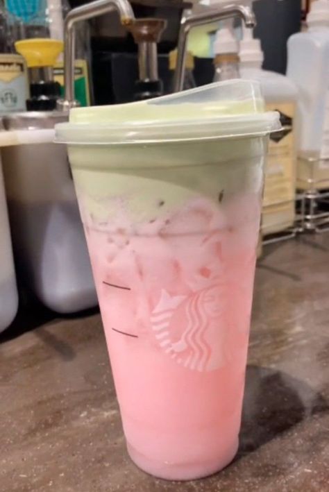 Sip your way into the Easter season with these Starbucks Easter Drinks including Cadbury Egg Frappuccino and Cherry Blossom Iced Latte. This refreshing Spring Blossom Refresher is crafted from the iconic Pink Drink base. Easter Starbucks Drinks, Easter Latte, Easter Drinks, Starbucks Fall Drinks, Easter Drink, Matcha Lemonade, Spring Drink, Cadbury Creme Egg, Vanilla Bean Powder