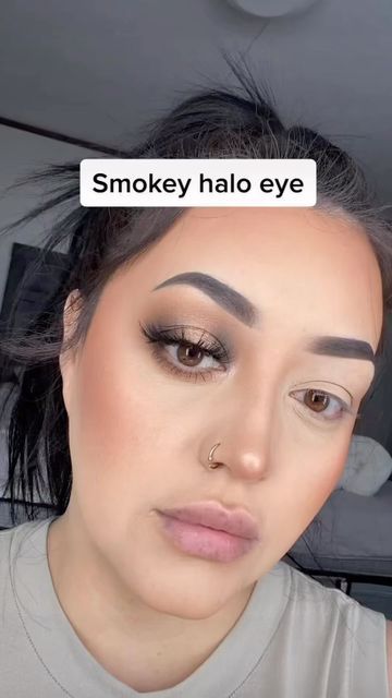 Trinna 🤍 on Instagram: "Smokey halo eye #haloeyeshadow #smokeyeye #tutorial #makeuptutorial #makeuplook #viralreels #viralvideos #reelsinstagram" Neutral Halo Eye Makeup, Smokey Halo Eye Makeup, Soft Halo Eye Makeup, Halo Makeup Eye, Simple Eyelook, Rodeo Makeup, Halo Eyeshadow Looks, Smokey Halo Eye, Halo Eyeshadow Tutorial