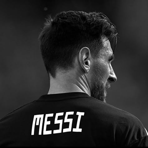 Messi Asthetic Picture, Black Messi Wallpaper, Messi Aesthetic Wallpaper Black, Lionel Messi Black And White, Messi Profile, Young Messi, Messi Y Cristiano, Black Avatar, Messi Pictures