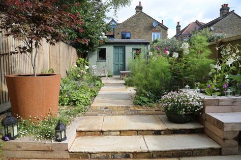 Sandstone Steps, Traditional Garden Design, Stone Bricks, London Stone, Indian Sandstone, Garden Room Ideas, Step Stones, Tree Bench, Corten Steel Planters