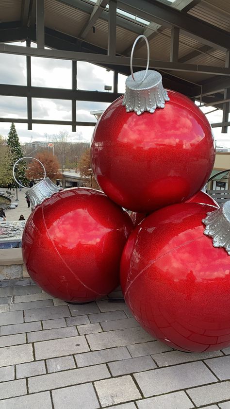 Oversize Christmas Ornaments, Giant Baubles, Commercial Christmas Decorations, Giant Christmas Ornaments, Christmas Decorations Diy Crafts, Diy Christmas Lights, Frugal Christmas, Christmas Yard Art, Diy Front Porch