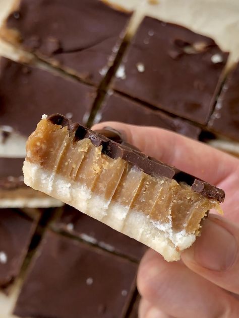 Paleo Nanaimo Bars, Paleo Twix, Twix Bars, Raw Treats, Cannibis Recipes, Dairy Free Baking, Healthy Period, Aip Desserts, Twix Bar