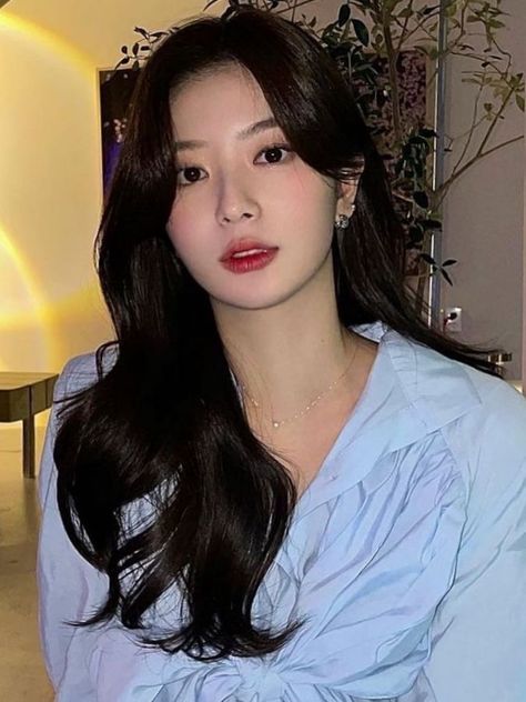 long waves with curtain bangs Korean S Shape Bangs, Japanese Curtain Bangs, Korean Curtain Bangs Long Hair, Curtain Bangs Asian, Asian Curtain Bangs, Side Curtain Bangs, Curtain Bang Hairstyles, Korean Curtain Bangs, Trendy Curtain Bangs