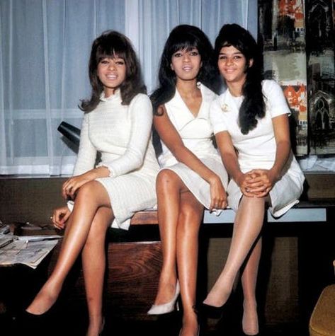 30 Fascinating Vintage Photographs of The Ronettes in the 1960s ~ Vintage Everyday Ronnie Spector, 60s Girl, The Ronettes, 1960s Music, Wall Of Sound, Vintage Black Glamour, Swinging Sixties, Northern Soul, I Love Music