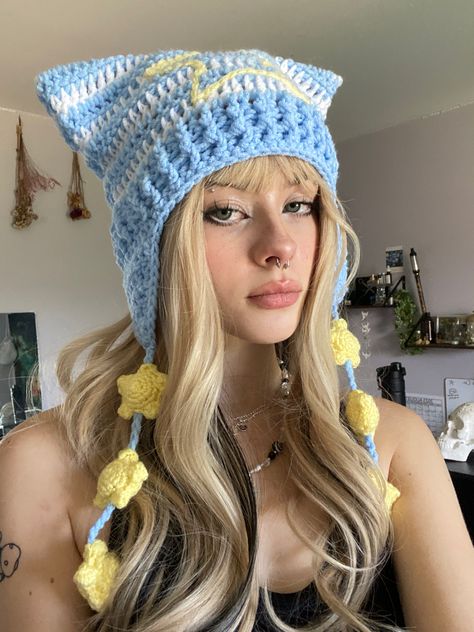 Star Cat Hat Crochet, Cat Star Beanie, Crochet Cat Beanie With Strings, Cat Hat With Stars, Crochet Striped Cat Beanie, Crocheted Cat Beanie, Star Cat Beanie Crochet, Blue Crotchet Ideas, Crochet Care Bear Hat