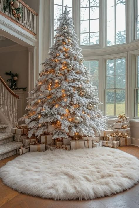 Luxury Christmas Decor Interior Design, X Mas Tree Ideas Decoration, Winter White Christmas Decor, Christmas House Interior, Luxury Christmas Aesthetic, Christmas Decor Ideas White, Luxurious Christmas Tree, Christmas Tree Skirt Ideas, Christmas Interior Decor