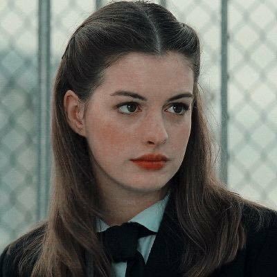 Anne Hathaway Young, Princess Diaries 3, Anne Hathaway Hair, Robert Schwartzman, Female Book Characters, Diary Movie, The Princess Diaries, Headshots Women, Fairytale Photography