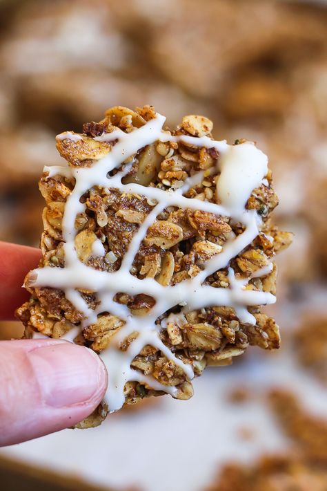 Cinnamon Roll Granola - Nutrition to Fit by Lindsey Janeiro Trader Joes Cinnamon Roll Granola, Cinnamon Roll Granola, How To Make Granola, Granola Clusters, Simple Healthy Recipes, Protein Yogurt, Cinnamon Oatmeal, Oatmeal Raisin Cookies, Raisin Cookies