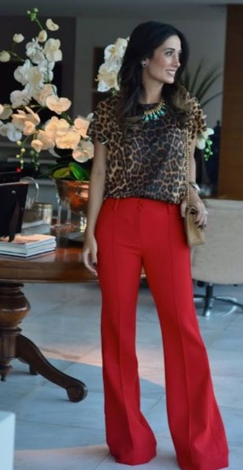 Red Trousers Outfit, Outfit Pantalon Rojo, Red Pants Outfit, Winter Mode Outfits, Look Office, Red Trousers, Animal Print Outfits, Red Pants, Wearing Red