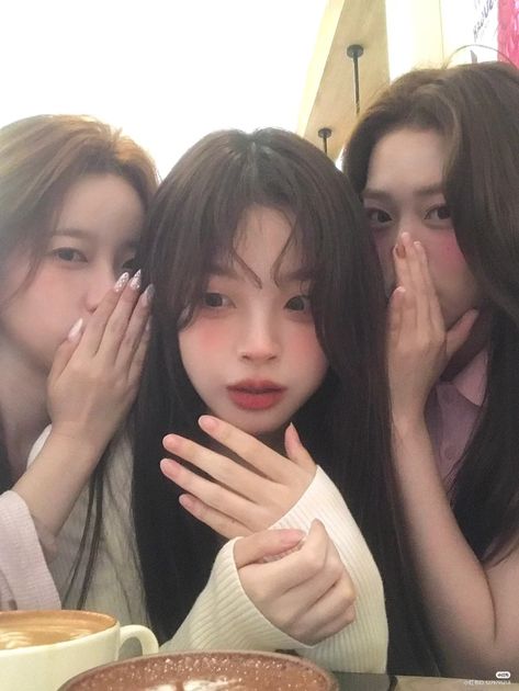 Girl Group Photoshooting Ideas, Trio Cosplay, Trio Selfie, Duo Cosplay, Trio Poses, Selfie Pose, Friendship Photoshoot, Korean Best Friends, Best Friend Poses