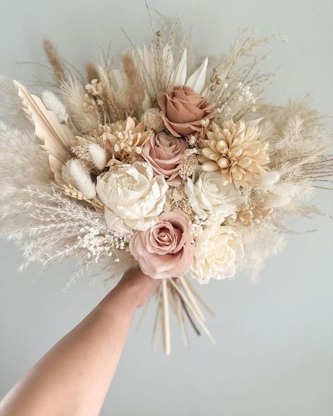 Boho Dry Flower Bouquet, Boho Pampas Grass Bouquet, Blush Boho Wedding Flowers, Boho Bride Bouquet Spring, Wedding Florals With Pampas, Pampas Matrimonio, Boho Chic Wedding Bouquet, Dried Floral Arrangements Wedding, Wedding Bouquet Inspiration