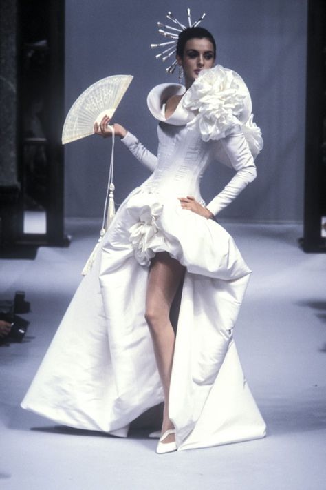 Hanae Mori, Madame Butterfly, 90s Runway Fashion, Runway Fashion Couture, Runway Outfits, Vogue Dress, 90s Runway, Designer Runway, Vintage Runway