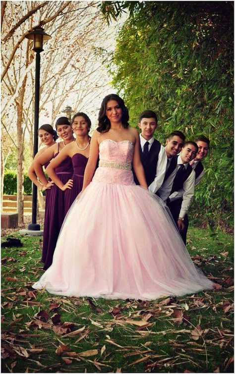 Quinceanera court group photo Quince Group Photos, Quince Group Pictures, Quinceanera Group Photos, Quincenera Family Photos, Quince Family Pictures, Quinceanera Family Pictures, Quinceañera Photoshoot Ideas With Family, Quinceanera Court Pictures, Quinceanera Chambelanes