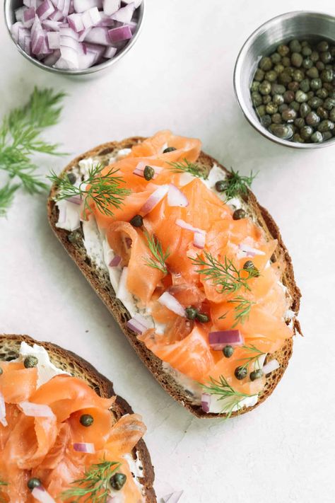 Gravlax Salmon, Seafood Brunch, Gravlax Recipe, Brunch Spread, Smoked Fish, Seasoning Recipes, Smoked Salmon, Bagels, Salmon Recipes