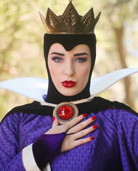 Queen Grimhilde, Evil Queen Costume, Snow White 7 Dwarfs, Inspi Photo, Disneyland Parks, Disney Evil Queen, Snow White Evil Queen, Disney Cast Member, Disney World Characters