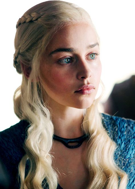 Dany - Khaleesi - Amazing necklace Emillia Clark, Daenerys Targaryen Icons, Daena Targaryen, Emilia Clarke Daenerys Targaryen, Game Of Throne Daenerys, Targaryen Aesthetic, Gra O Tron, Mother Of Dragons, Emilia Clarke