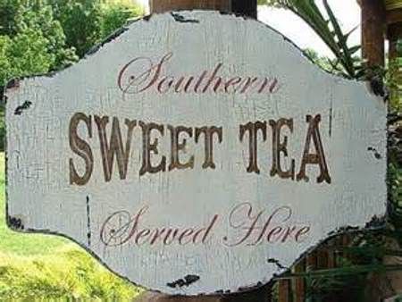 Photo from theantiqueddoor.blogspot.com Southern Sweet Tea, Mindful Gray, Southern Life, Cottage Signs, Vintage Style Decorating, Sign Stencils, Southern Comfort, Minimalist Furniture, Southern Weddings