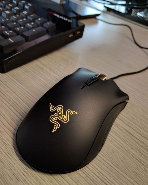 Our favorite mouse for enthusiasts is getting a full review next week. #Razer DeathAdder Elite Gaming Mouse Aesthetic, Aesthetic Mouse Computer, Computer Mouse Aesthetic, Razer Logo, Razer Mouse, Pc Games Setup, Setup Pc, Mouse Gamer, Desk Setups