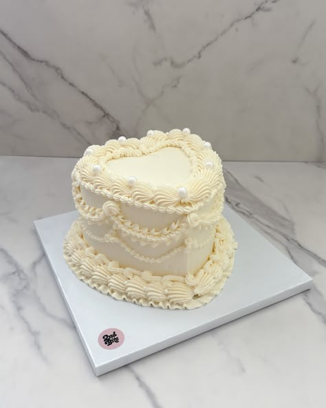 Bday Cakes Vintage, Vintage Design Cake, White Cakes Aesthetic, White Vintage Birthday Cake, White Heart Cake Aesthetic, Pretty Heart Cake, White Love Heart Cake, Heart Shape Vintage Cake, Vintage Style Heart Cake