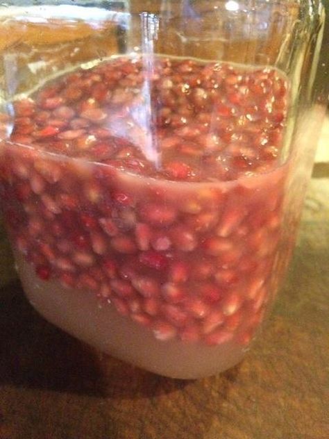 Pomegranate Vinegar, Food Conservation, Homemade Vinegar, How To Make Vinegar, Pomegranate Vinaigrette, Braggs Apple Cider, Braggs Apple Cider Vinegar, Pomegranate Recipes, Clothes Tips