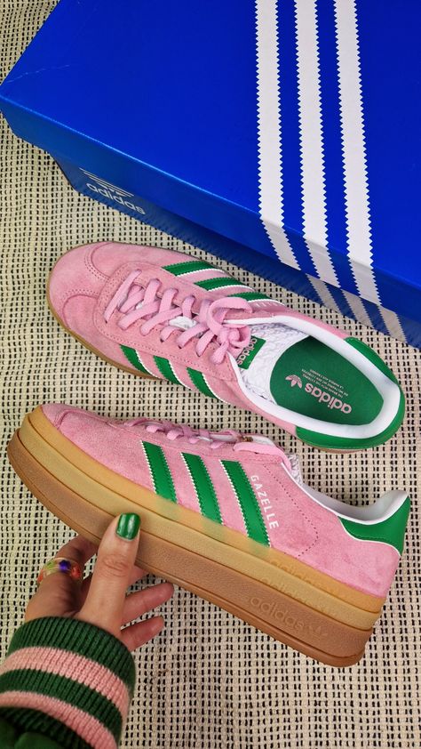 Colourful sneaker collection pink and green colour combo Adidas shoes 📸 by @novasistas Adidas Shoes Green, Green Colour Combo, Adidas Gazelle Platform, Adidas Gazelle Green, Adidas Gazelle Pink, Pink Gazelles, Adidas Gazelle Outfit, Pink Adidas Shoes, Dopamine Dressing