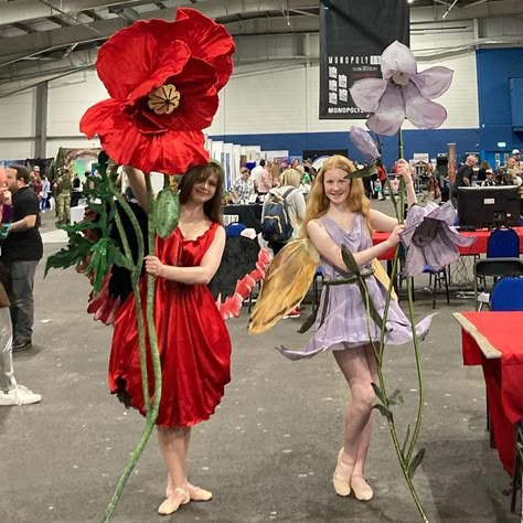 Giant Flower Costume, Realistic Fairy Costume, Diy Fairy Cosplay, Strawberry Fairy Costume, Flower Fairy Cosplay, Flower Fairy Costume Diy, Fairy Costume Ren Faire, Flower Fairy Outfit, Fairy Flower Dress