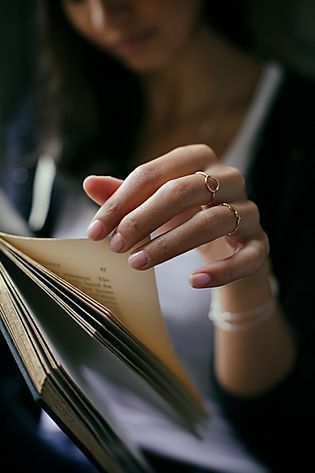 Library Photo Shoot, Book Photography Instagram, Self Photography, An Open Book, Bookstagram Inspiration, Shotting Photo, Foto Tips, Portrait Photography Poses, Foto Poses